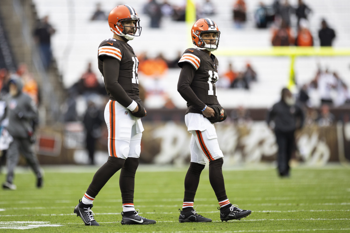 Joe Flacco stands next to Dorian Thompson-Robinson